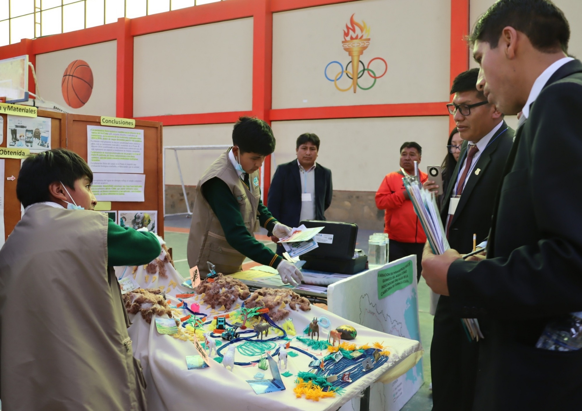 En feria de ciencia: Estudiantes de Paratia demuestran la contaminación de sus ríos